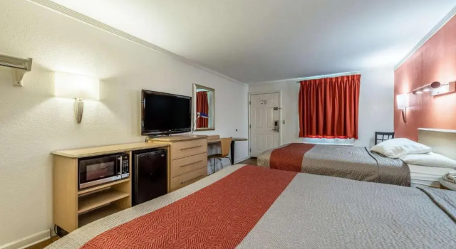 Четырёхместный номер Standard с балконом Motel 6-Gatlinburg, TN - Smoky Mountains