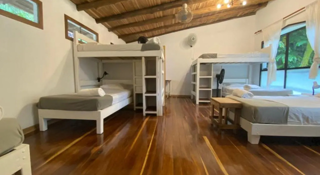 Кровать в общем номере Believe Surf & Yoga Lodge Santa Teresa