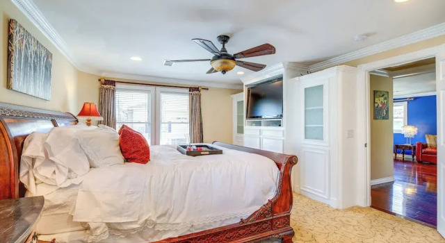 Spacious Houston Home w/ Deck ~ 2 Mi to Downtown!, Забронировать Дом для отпуска Отели Хьюстона с парковкой, рядом с Театр Ensemble, Парковка