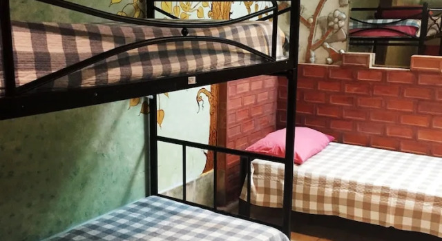 Кровать в общем номере Shanti Lodge Bangkok