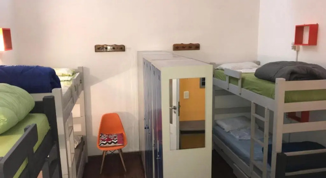 Vuode makuusalissa (naisten makuusali) Students Hostel