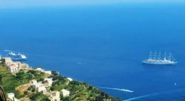 Casa Ambrosia in Amalfi with sea view, wifi and AC, Забронировать Отель Отели Амальфи с парковкой, рядом с Amalfi Bus Station, Парковка