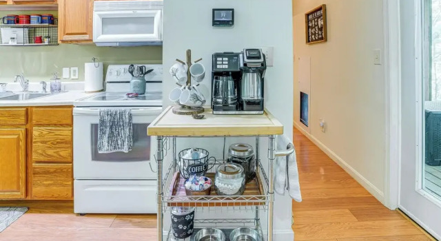 Коттедж Cabin w/ Deck & Screened-in Porch in New Market!