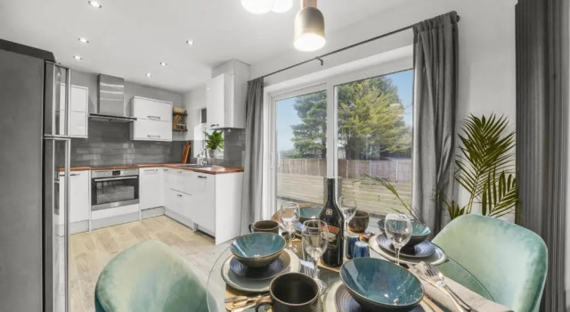 Stunning 2-bedroom house with free parking & WiFi, Varaa Huoneisto Asunnot kohteessa Merseyside, Huoneisto