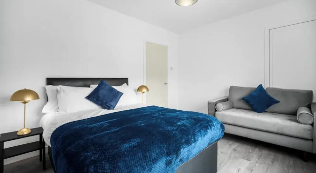3 bed House/free Parking/contractors/families, Varaa Lomakoti Wolverhampton West Midlands