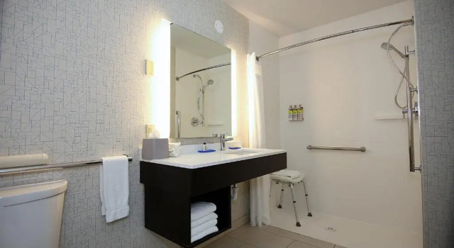 Четырёхместный номер Standard Holiday Inn Express Hotel & Suites Ashland by IHG