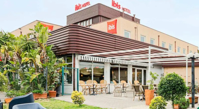 Кровать в общем номере Ibis Valencia Alfafar