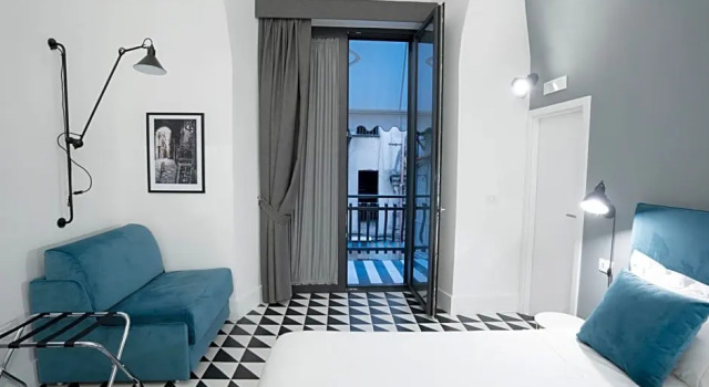 Suite Pulcinella- LP Suite in Naples Hystorical Center, Забронировать Отель Отели Неаполя с бассейном, рядом с Концертный зал «Напулитаната», Бассейн