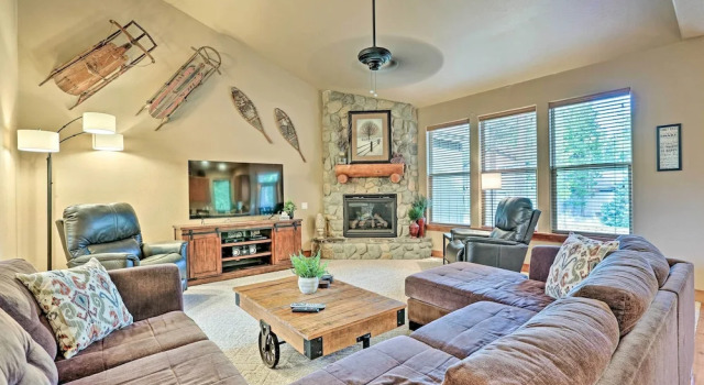 Spacious Sunriver Home w/ Hot Tub & Gas Grill