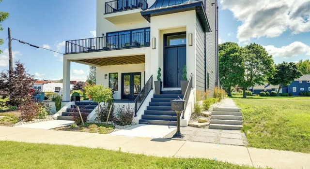 Апартаменты Downtown Ludington Modern Condo w/ Great Views!