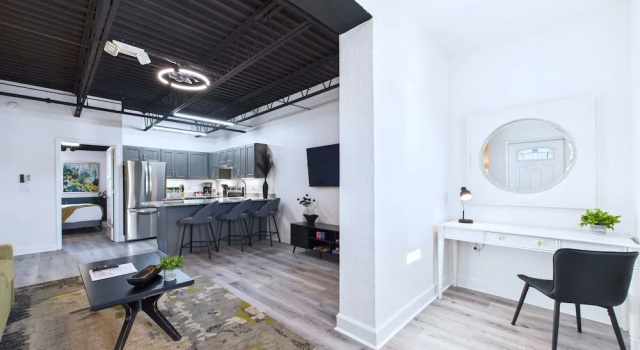 Minutes to Port Loft Near Dining Fun -unit 207, Varaa Huoneisto Cape Canaveral Space Coast