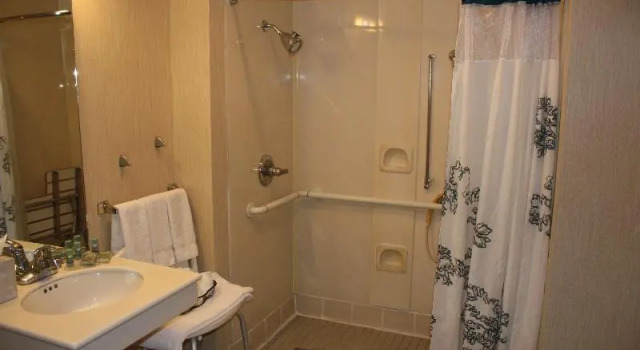 Четырёхместный люкс SenS Suites Livermore; SureStay Collection by Best Western