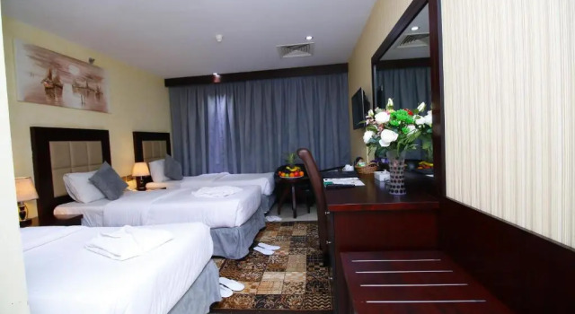 Трёхместный номер Standard Royal Falcon Hotel