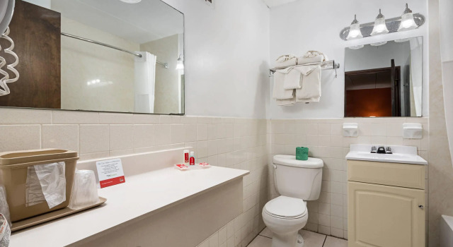 Двухместный номер Standard Econo Lodge Inn & Suites Windsor Locks Bradley Airport