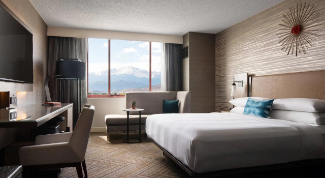 Двухместный номер Standard с видом на горы Colorado Springs Marriott