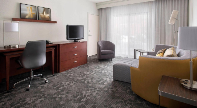 Четырёхместный люкс c 1 комнатой Courtyard by Marriott Boston Norwood/Canton
