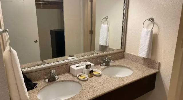 Четырёхместный номер Standard Best Western Plus Edmonds Harbor Inn
