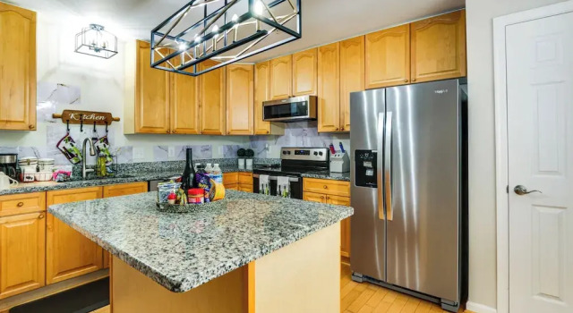 Апартаменты < 2 Mi to Dtwn Hagerstown: Townhome w/ Fireplace