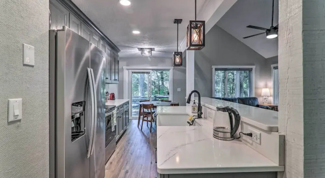 Unwind Fireside & Walk to Slopes! Poconos Getaway, Buchen Sie Ferienwohnung  