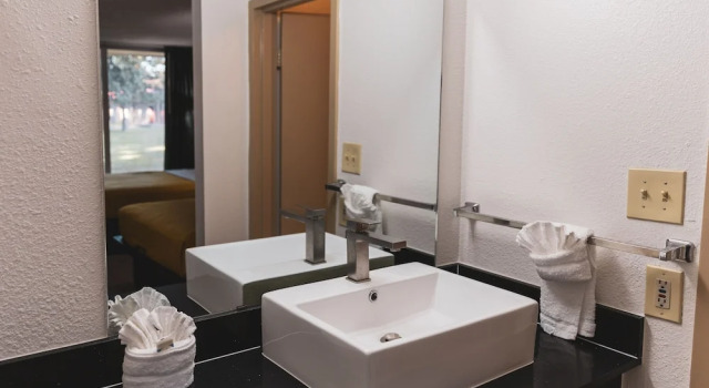 Двухместный номер Standard Express Inn & Suites