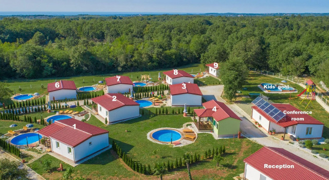Holiday house with private pool for 4-6 persons in the holiday park Jelovci, Book Villa 3-stjernede hoteller i Kringa, 3*