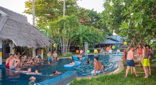 Asia Blue - Beach Hostel Hacienda - Bed in 4-bed Dormitory Room, Забронировать Хостел Отели Ко-Пханган с парковкой, рядом с Пирс Тонг-Сала, Парковка