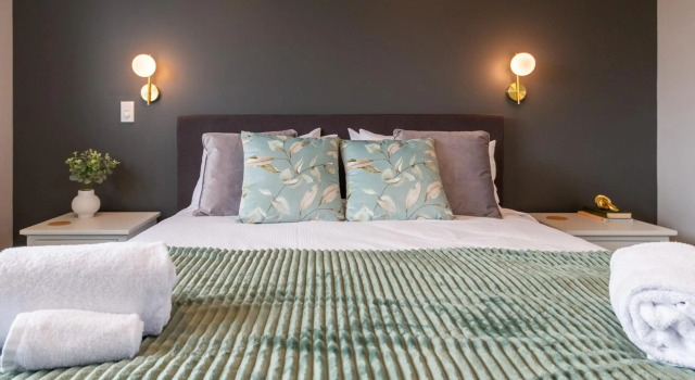 Art Deco 2 bed by Latimer Square