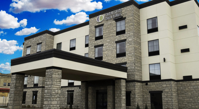 Cobblestone Hotel & Suites - Two Rivers