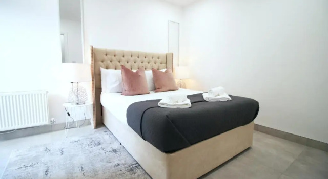 Апартаменты с 2 комнатами NEW Spacious 2 Bed Getaway - Private Courtyard! - Underfloor Heating