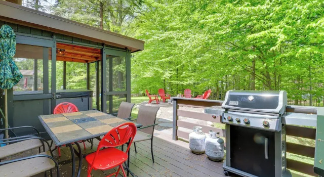Коттедж с 3 комнатами с балконом Private Hot Tub & Fire Pit: Pocono Lake House!