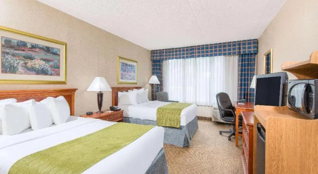 Четырёхместный номер Standard Ramada by Wyndham Cumberland Downtown