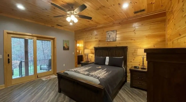 Nature lovers dream! Steps from fishing plus 140 acres of hiking! 4 Bedroom Home by RedAwning, Book Feriehus Hoteller i Monroe med parkering, Parkering