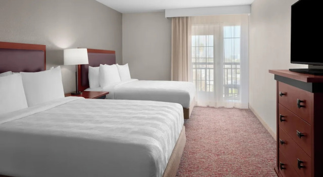 Люкс Grand с балконом Larkspur Landing Extended Stay Suites Campbell