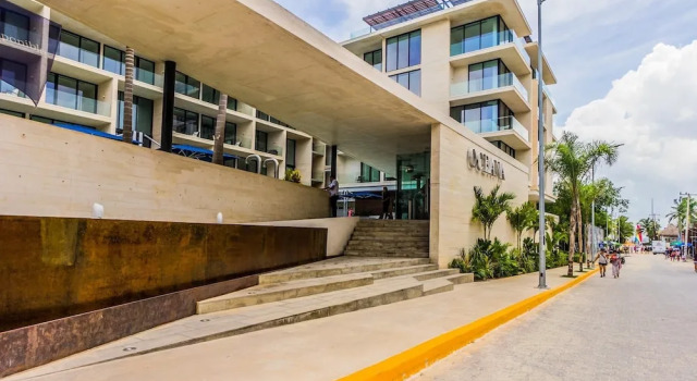 Contemporary Design Oceana 422 Playa del Carmen Condo by RedAwning, Prenota Boutique Hotel a Quintana Roo con parcheggio, Parcheggio