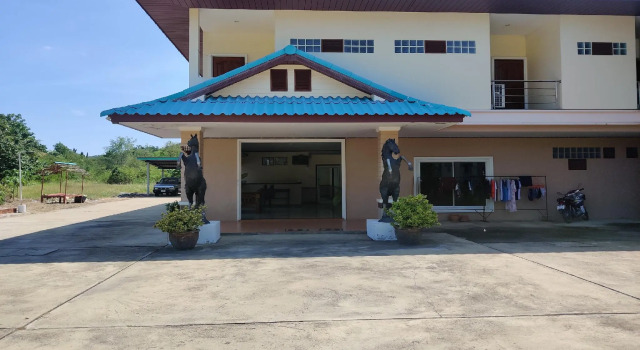 OYO 75334 Train Hotel