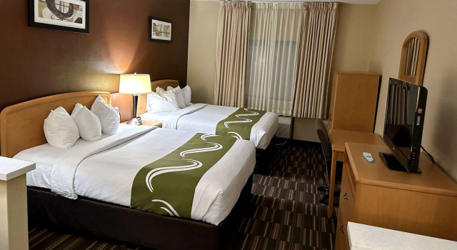Четырёхместный люкс Quality Suites Near West Acres