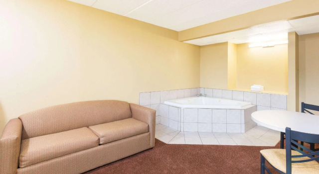 Четырёхместный люкс c 1 комнатой Days Inn by Wyndham Hagerstown I-70