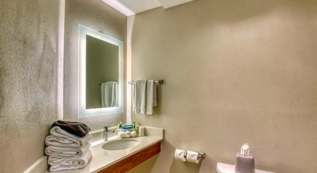 Двухместный номер Deluxe Holiday Inn Express Hotel & Suites Oshkosh - State Route 41 by IHG