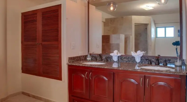 Коттедж Luxury с балконом и с красивым видом из окна Mission Bay - Large 5 Bedroom Oceanfront w Pier and Pool