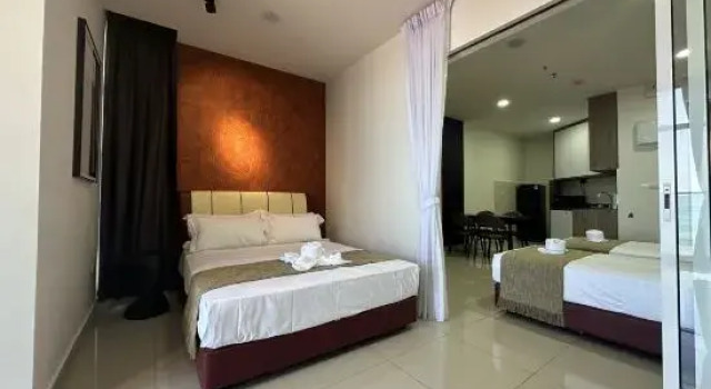 Люкс с балконом и с видом на море GrandVue Suites at The Shore Kota Kinabalu