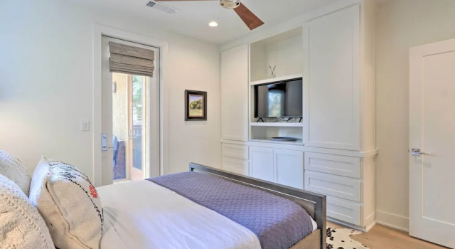 Lake LBJ Condo w/ Balcony & Shared Boat Docks