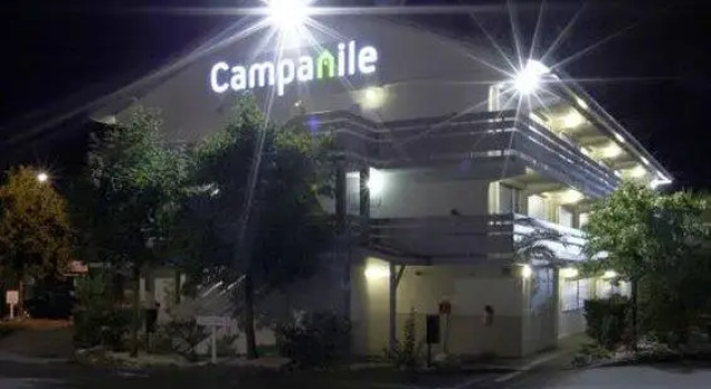 Кровать в общем номере Campanile Chartres