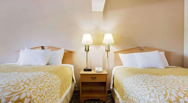 Четырёхместный номер Standard Days Inn by Wyndham Fairmont