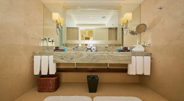 Четырёхместный номер Standard с балконом и с видом на озеро Fairmont Yangcheng Lake