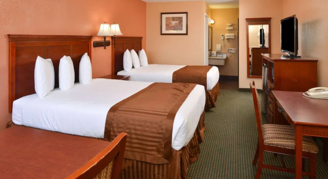 Четырёхместный номер Standard с балконом Americas Best Value Inn & Suites Bakersfield E