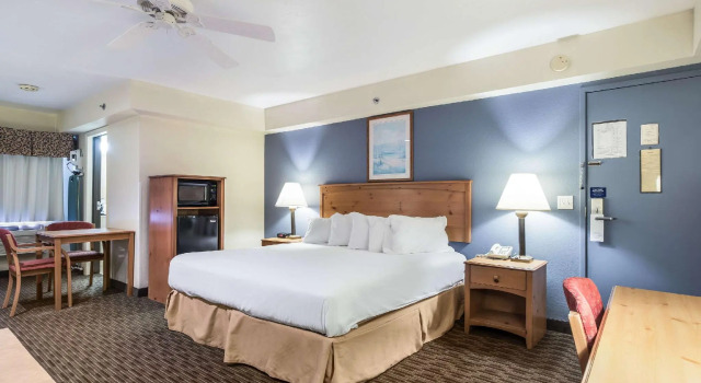 Двухместный люкс Days Inn by Wyndham Mackinaw City - Bridgeview Area