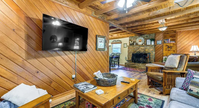 Коттедж Hot Tub & Fire Pit: Cozy Cabin in Maggie Valley