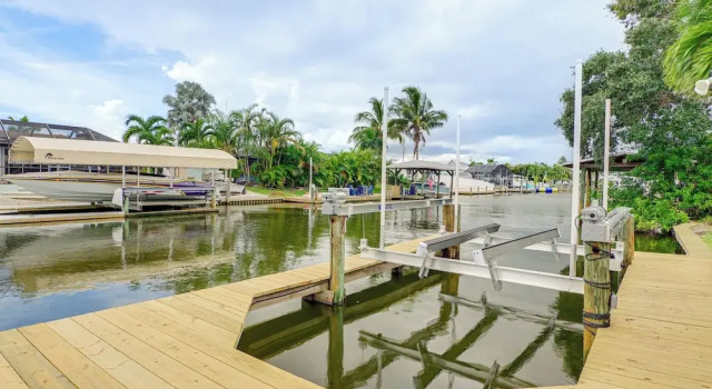 Коттедж Canal-front Retreat w/ Boat Dock on Merritt Island