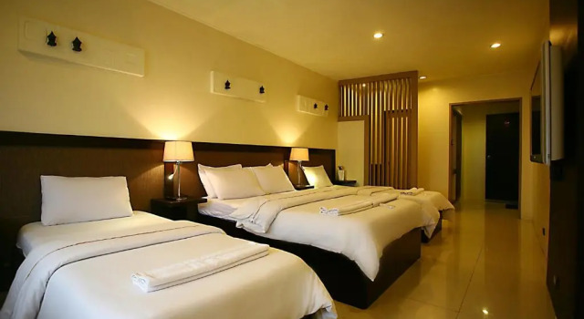 Четырёхместный номер Deluxe с красивым видом из окна Baguio Holiday Villas