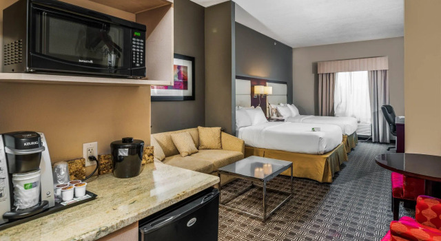 Четырёхместный номер Standard Holiday Inn Express & Suites Lantana by IHG